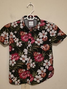 Cactus Boys Size 8 Black Red White Floral Short Sleeve Button-Up Shirt